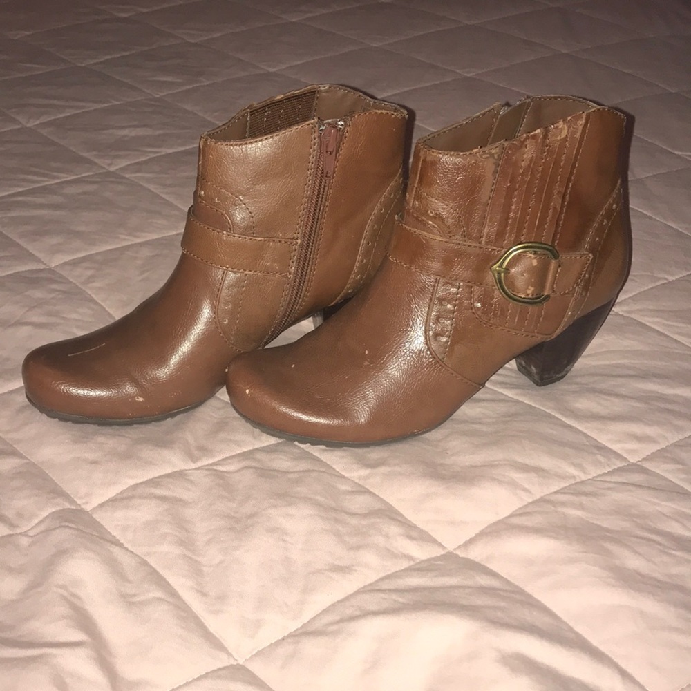 Brown heeled booties!
